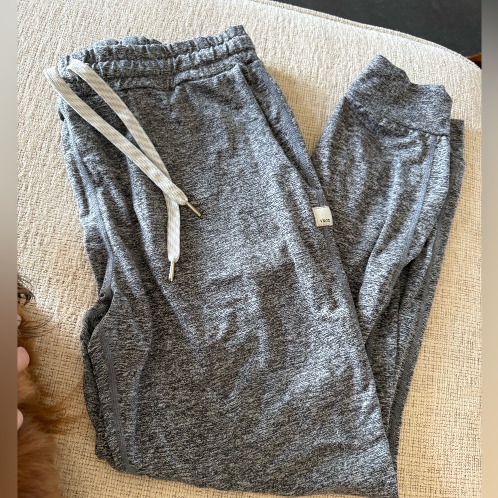 Vuori women’s performance joggers Small Heather Gray